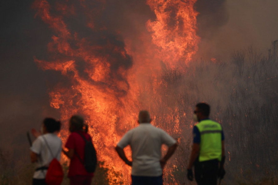 La ola de incendios deja otra noche dura en Ourense: pueblos aún confinados en Monterrei, Oímbra y Cualedro
