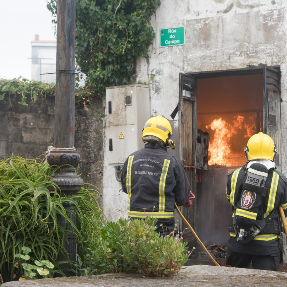 El incendio de un centro de transformación deja sin luz al centro urbano de Fisterra