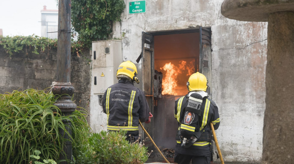 El incendio de un centro de transformación deja sin luz al centro urbano de Fisterra