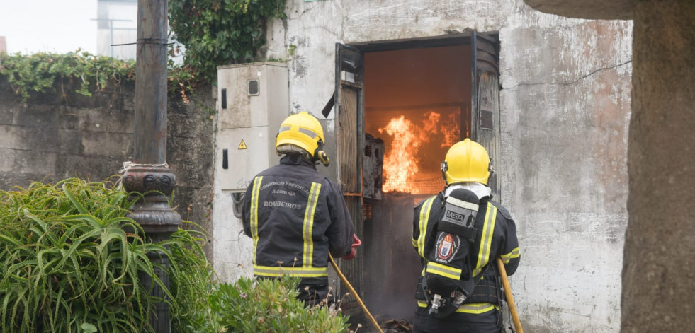 El incendio de un centro de transformación deja sin luz al centro urbano de Fisterra
