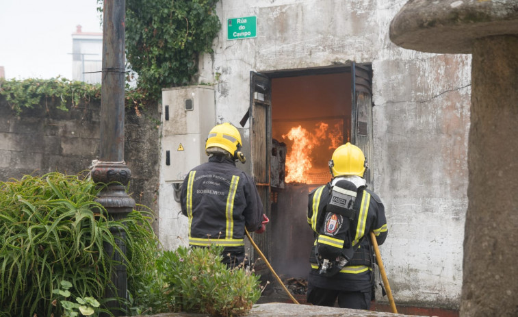 El centro urbano de Fisterra se queda durante horas sin luz al incendiarse un transformador