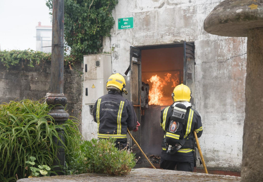 El centro urbano de Fisterra se queda durante horas sin luz al incendiarse un transformador