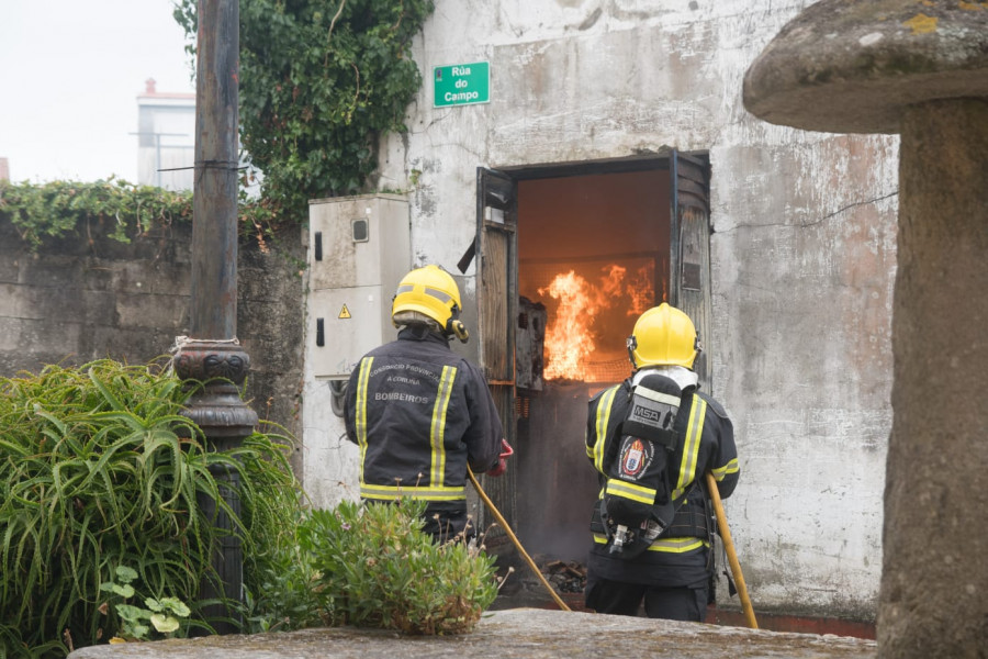 El centro urbano de Fisterra se queda durante horas sin luz al incendiarse un transformador