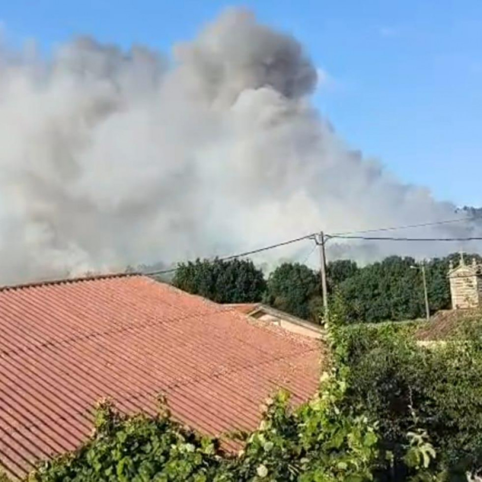 Viviendas de Pardiñas, en Muxía, corrían peligro a última hora de la tarde del viernes por un fuego forestal