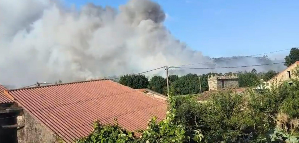 Viviendas de Pardiñas, en Muxía, corrían peligro a última hora de la tarde del viernes por un fuego forestal