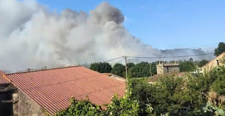 Viviendas de Pardiñas, en Muxía, corrían peligro a última hora de la tarde del viernes por un fuego forestal