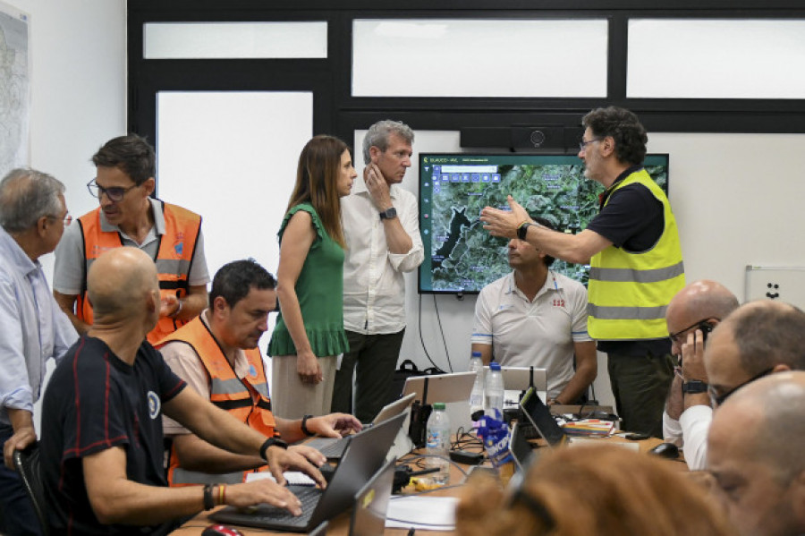 Rueda y la conselleira do Medio Rural visitan el centro de coordinación de Ourense para seguir los incendios
