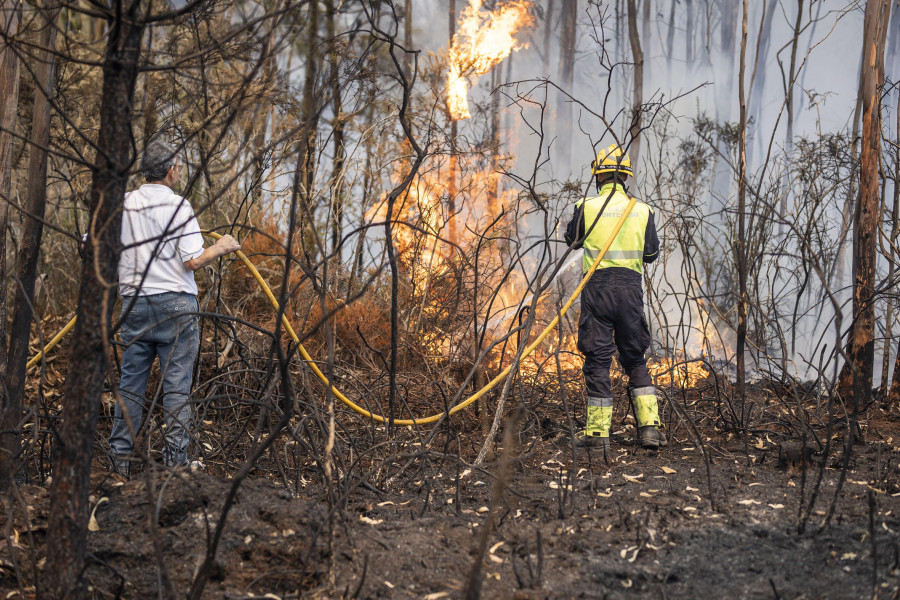 Controlados los últimos incendios declarados en los montes de Ponteceso, Muxía y Carballo
