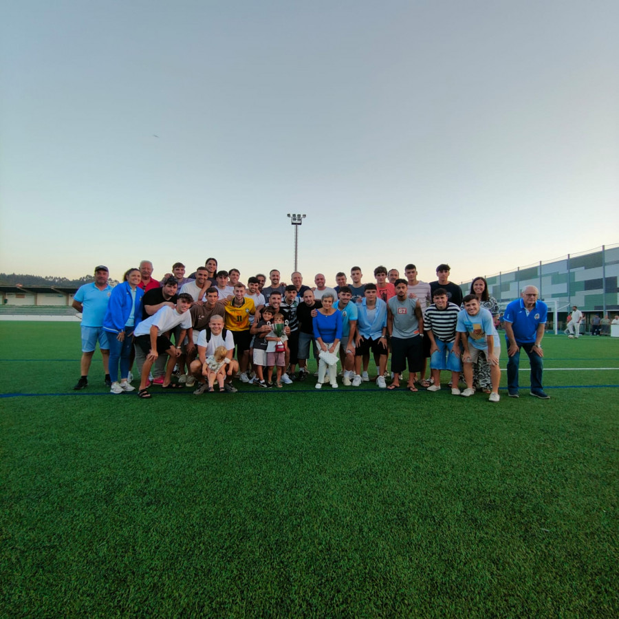 El XVII Trofeo Concello da Laracha luce en las vitrinas del Club do Mar