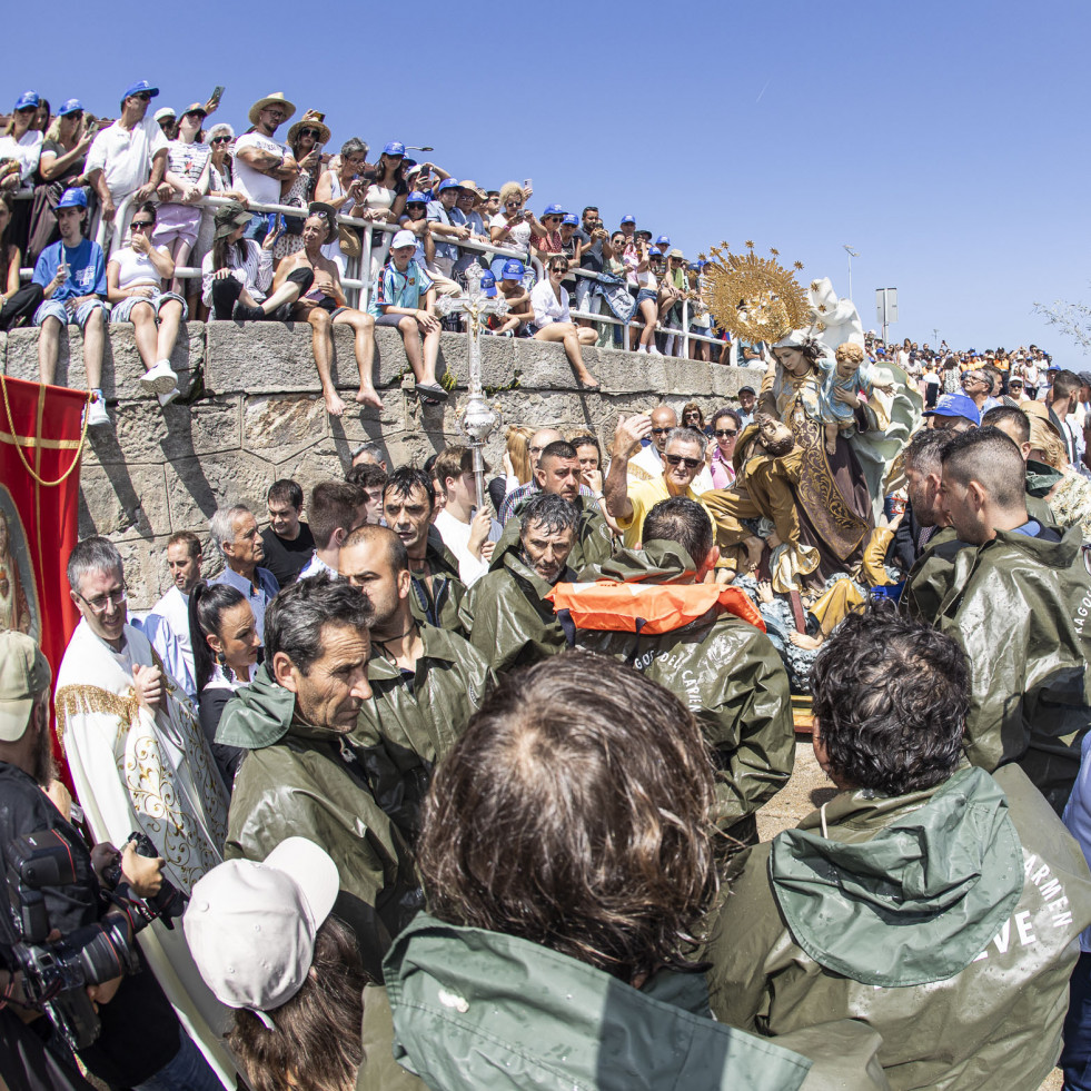 La Virgen del Carmen hizo de nuevo el milagro en Laxe