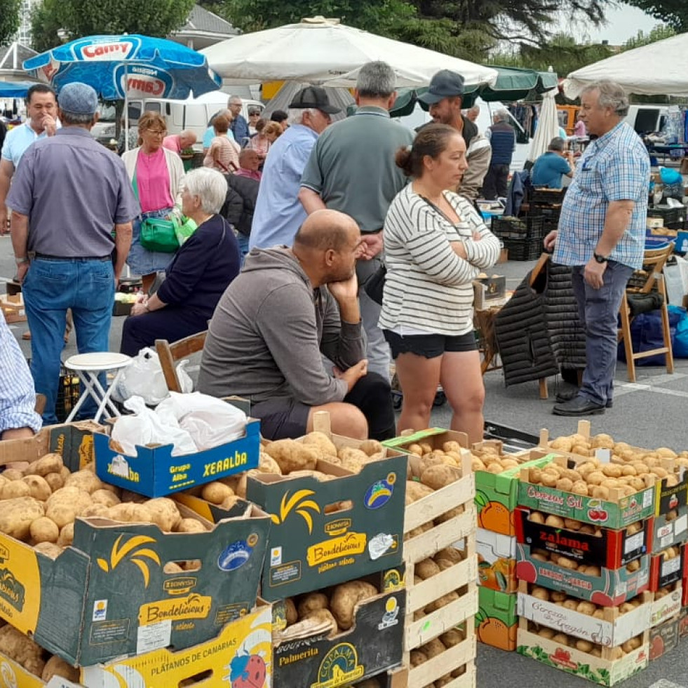 Las fiestas merman las ferias de Paiosaco y Baio y aplazan la de Cee