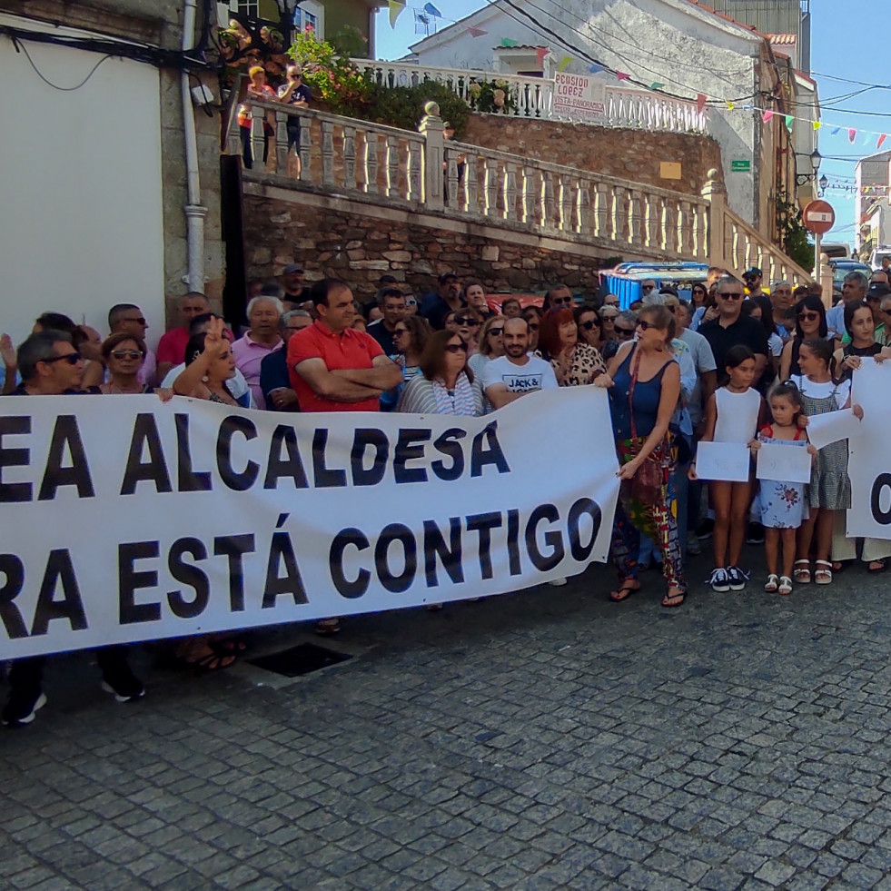 Vecinos de Fisterra respaldan a Áurea Domínguez a dos días de la moción