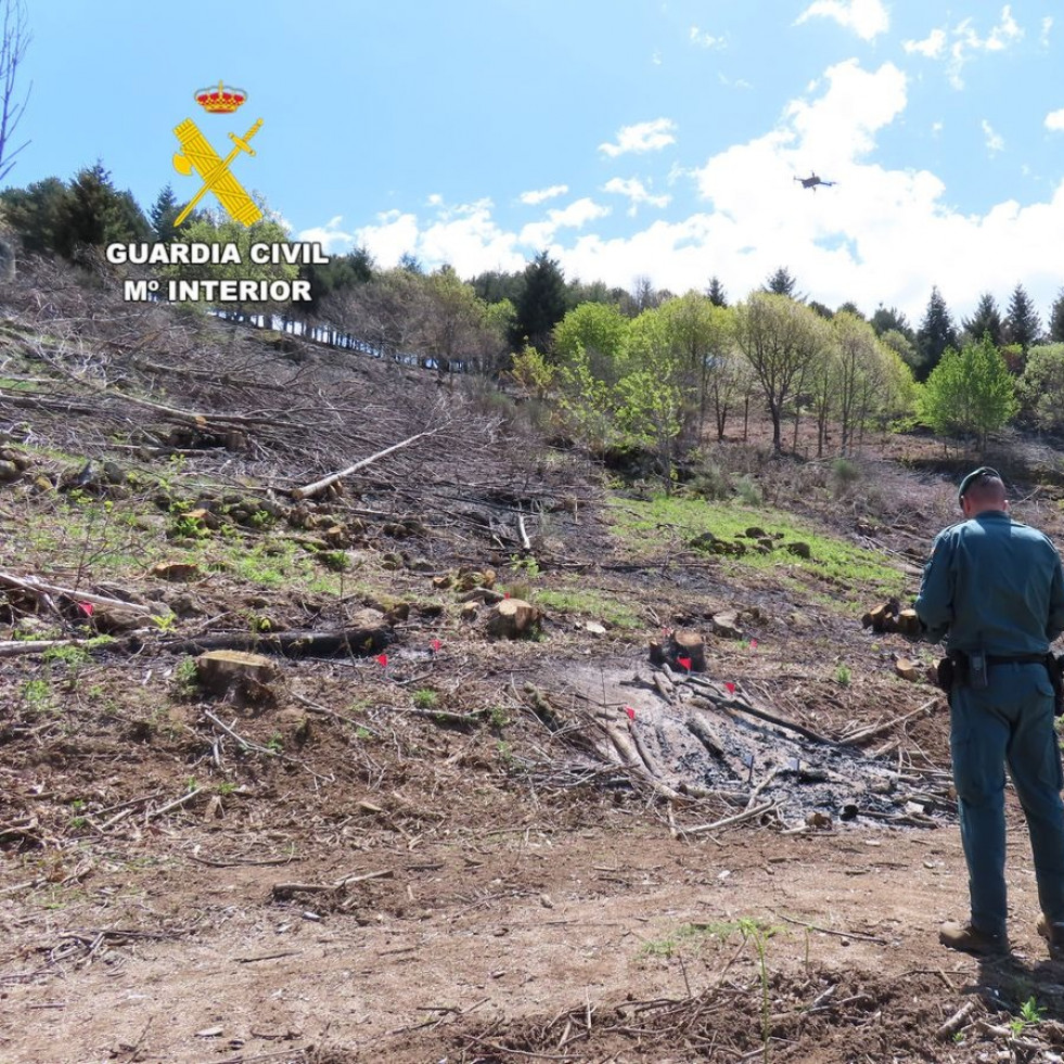 La Guardia Civil actúa en Carballo por una hoguera ilegal en una finca de Berdillo