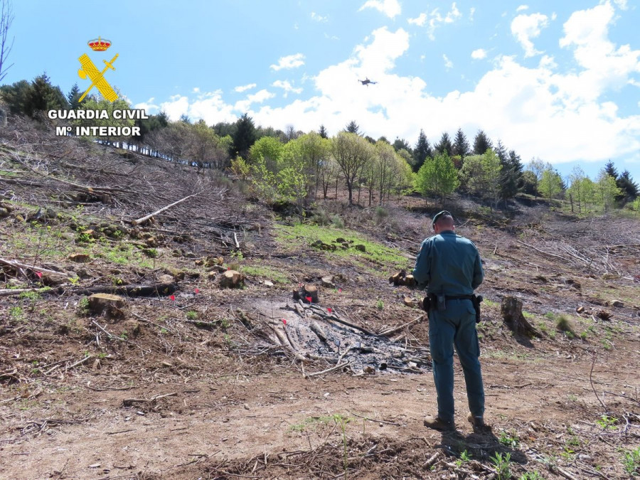 La Guardia Civil actúa en Carballo por una hoguera ilegal en una finca de Berdillo