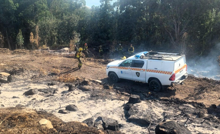 Recogida de material para las zonas afectadas por los incendios a través de Protección Civil de Carballo