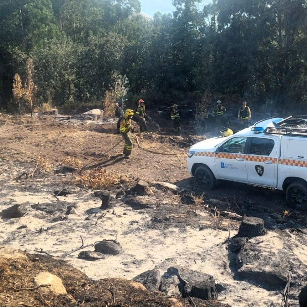 Recogida de material para las zonas afectadas por los incendios a través de Protección Civil de Carballo