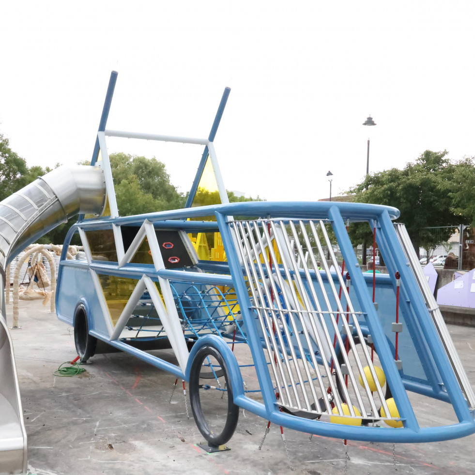 Profunda e innovadora transformación del parque infantil Rego da Balsa carballés
