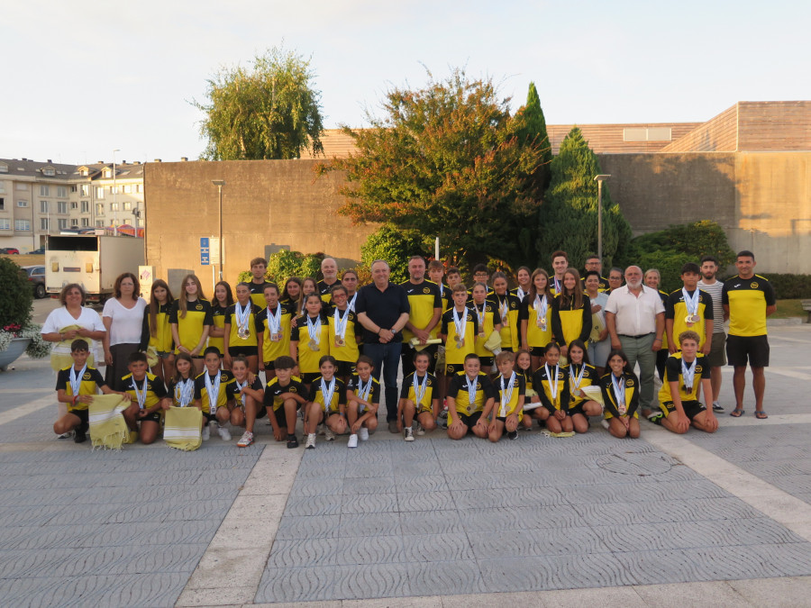 El Concello de A Laracha homenajea al Club SAL por sus “resultados impresionantes”