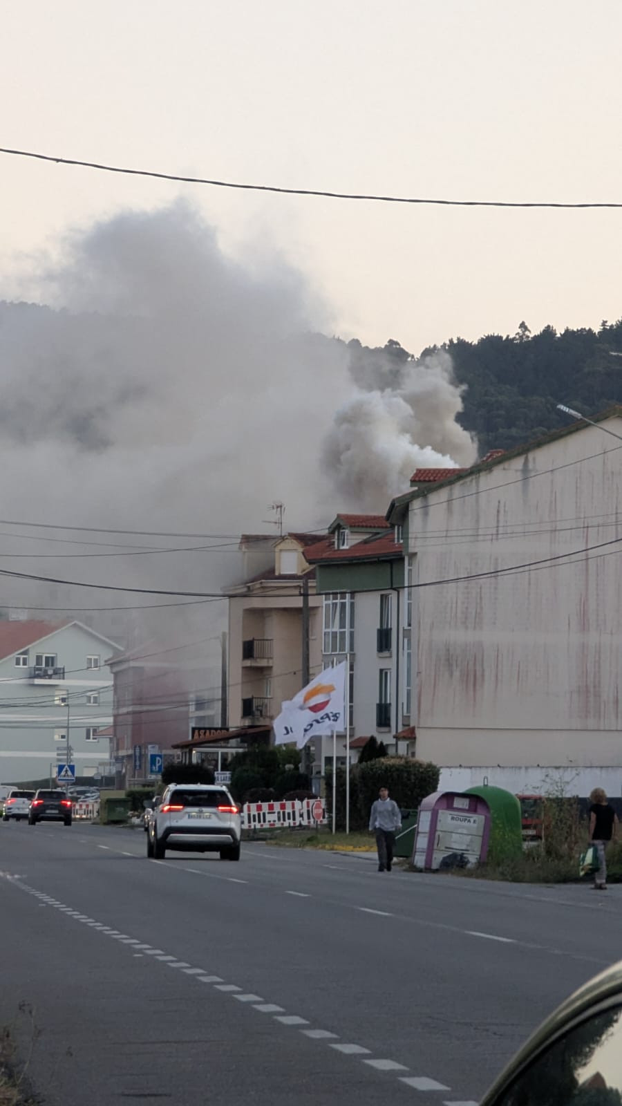 Incendio en la chimenea  de la cocina de un restaurante en Fisterra