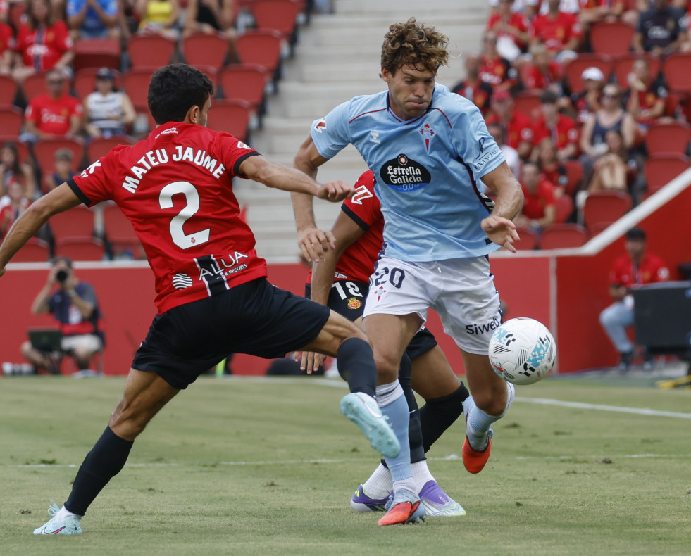 El defensa del RCD Mallorca Mateu Jaume (i) pelea un balón con el defensa del Celta de Vigo Marcos Alonso,
