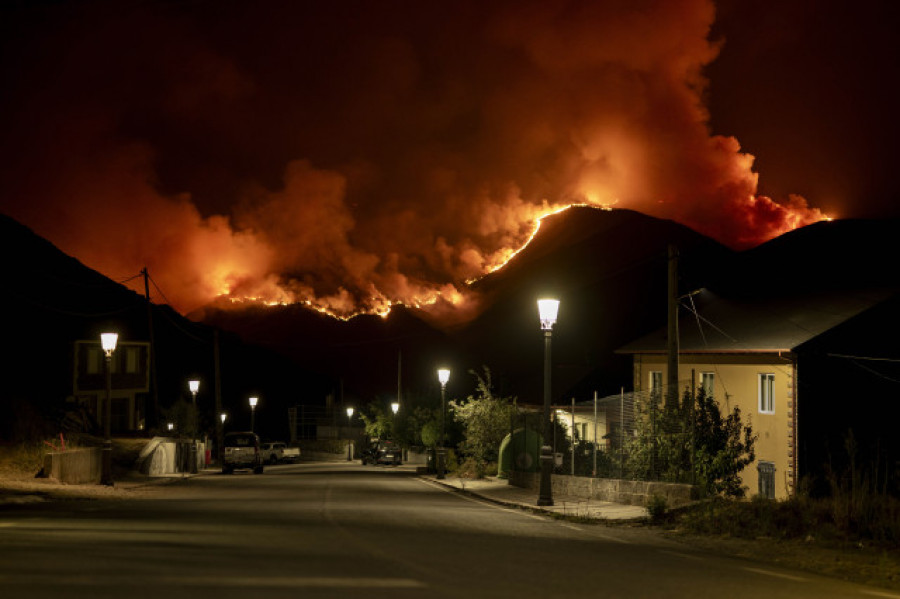 La situación de los incendios en Galicia mejora aunque los de Chandrexa y Trevinca siguen activos
