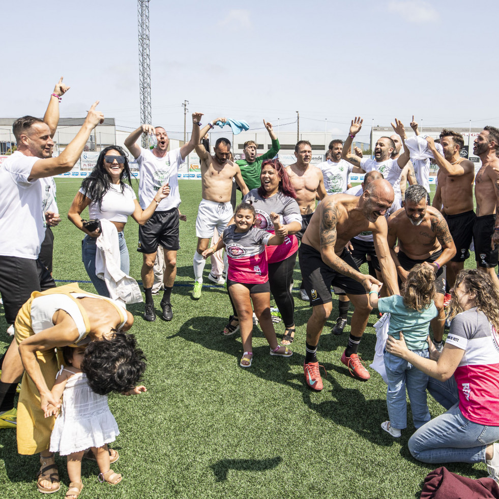 El fútbol veterano se vuelca en Carballo con un torneo benéfico contra el síndrome de Rett