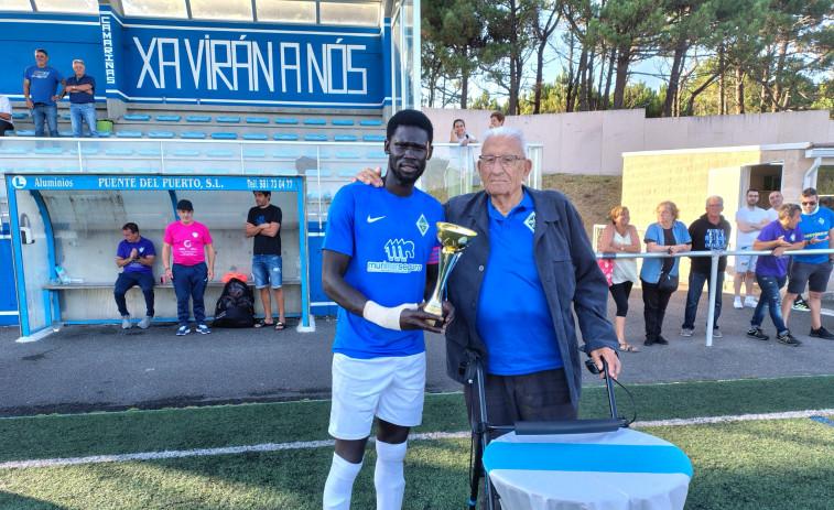 Los trofeos José Díaz y Vicente Carril quedaron en las vitrinas del Nantón y del Camariñas
