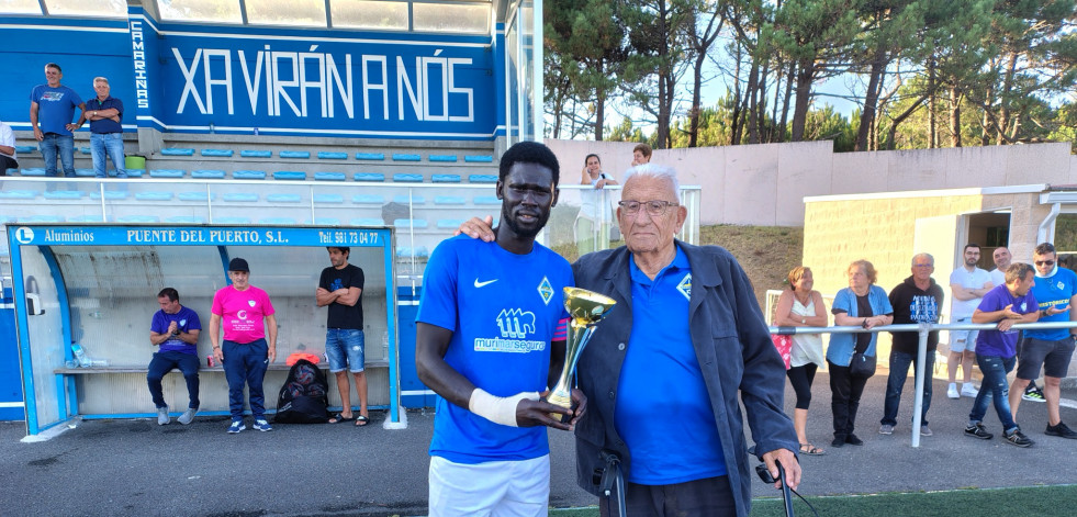Los trofeos José Díaz y Vicente Carril quedaron en las vitrinas del Nantón y del Camariñas