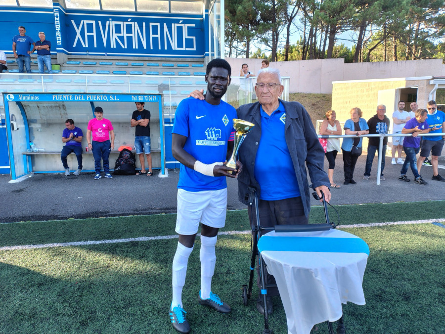 Los trofeos José Díaz y Vicente Carril quedaron en las vitrinas del Nantón y del Camariñas