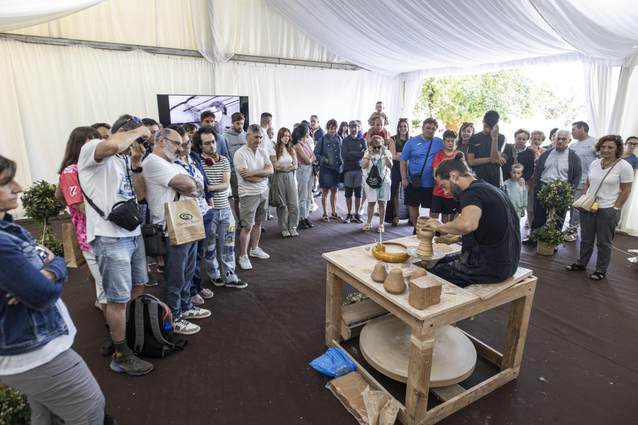 Los oleiros de Buño recuperan la cocedura tradicional