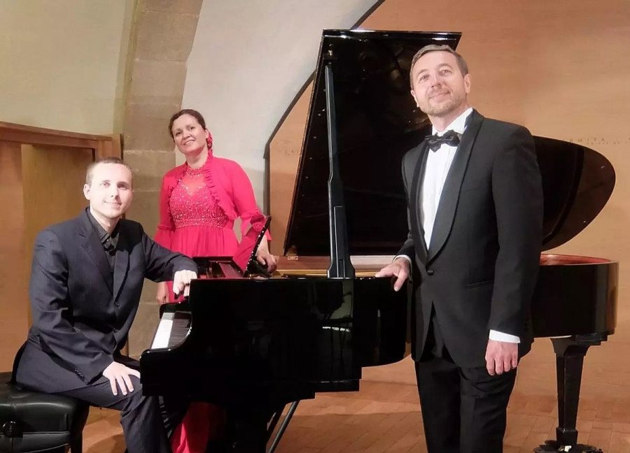 Concierto del grupo Amor Fino en el santuario de Cee