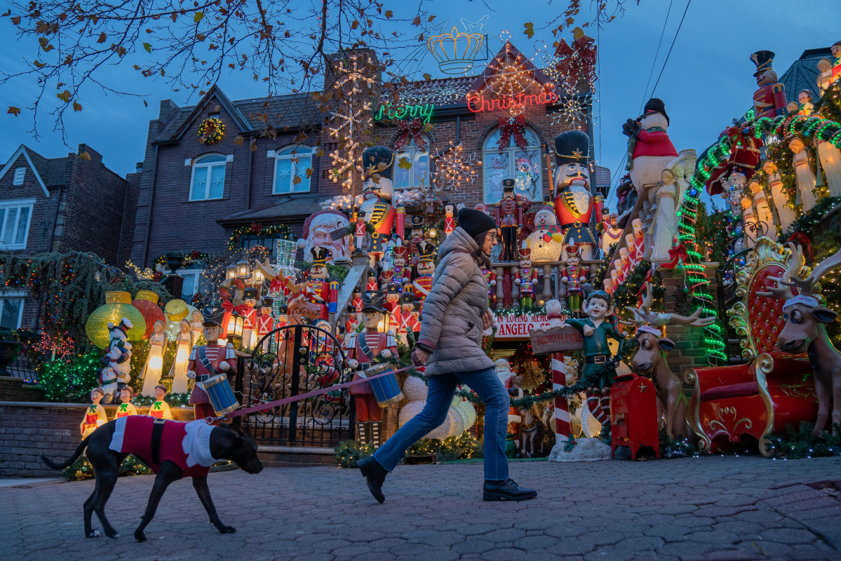 Decoraciones navideu00f1as puestas en las entradas de casa en el barrio residencial de Dyker Heights, al sur de Brooklyn, Nueva York