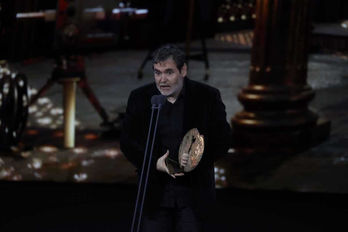 El director Jorge Coira recoge el premio el premio a la Interpretaciu00f3n Femenina en Serie en nombre de Mu00f3nica Lu00f3pez por su papel en Rapa