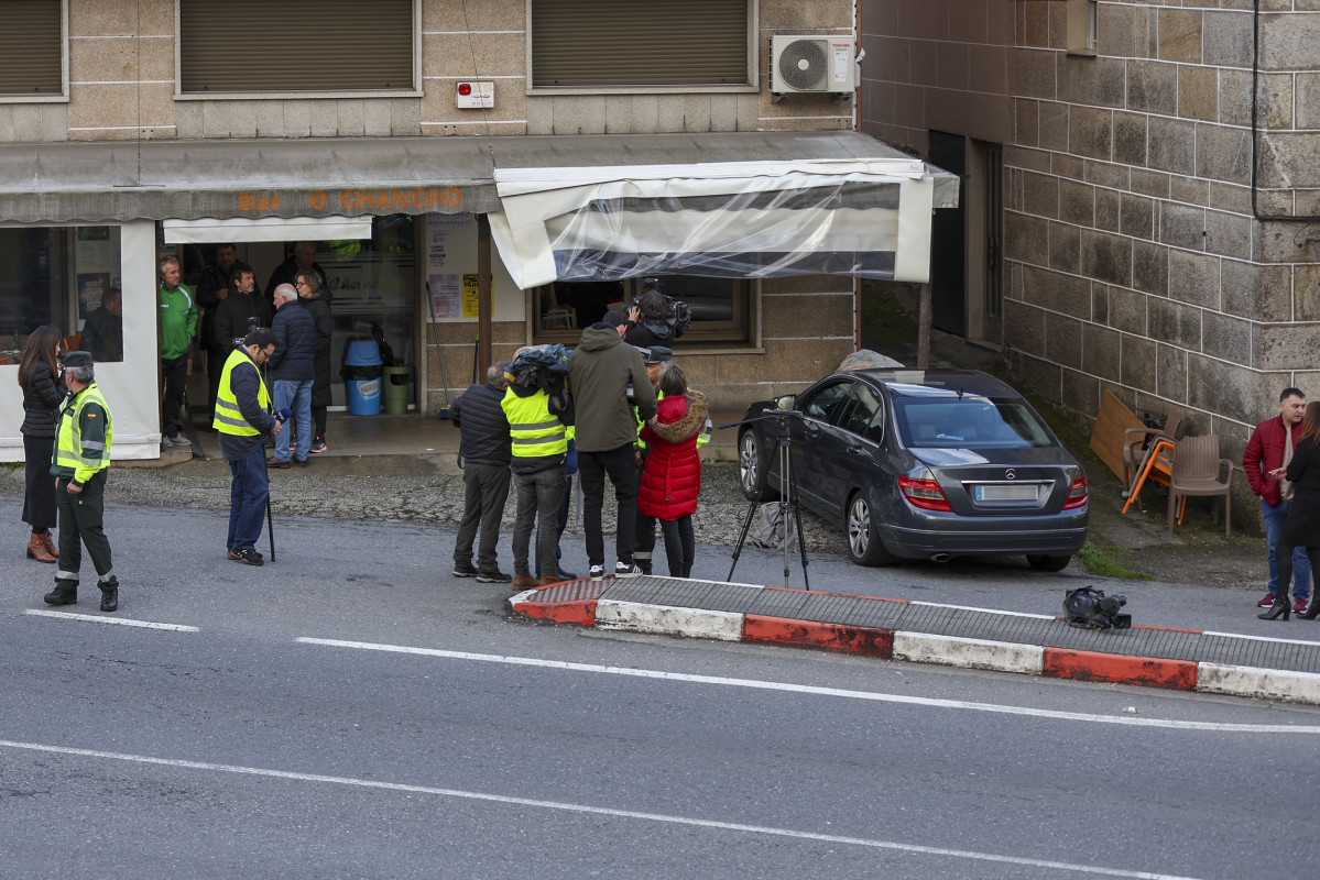 Vista del lugar en el que el conductor de un turismo ha atropellado este viernes a cuatro personas que estaban sentadas en la terraza de un establecimiento en Vilaboa