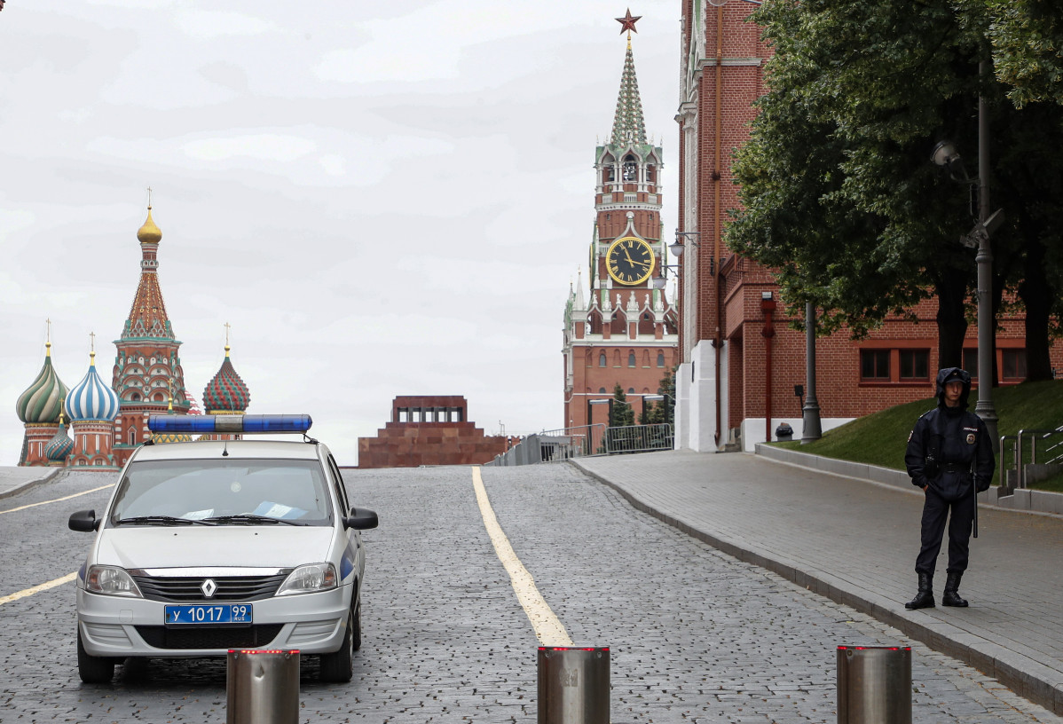 Policu00edas rusos vigilan el entorno del Kremlin