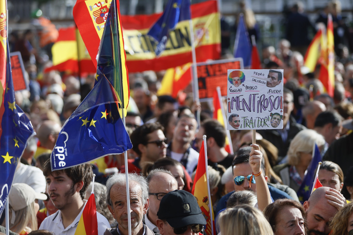Miles de personas se manifiestan en Madrid contra la amnistu00eda @ Mariscal (EFE) (2)