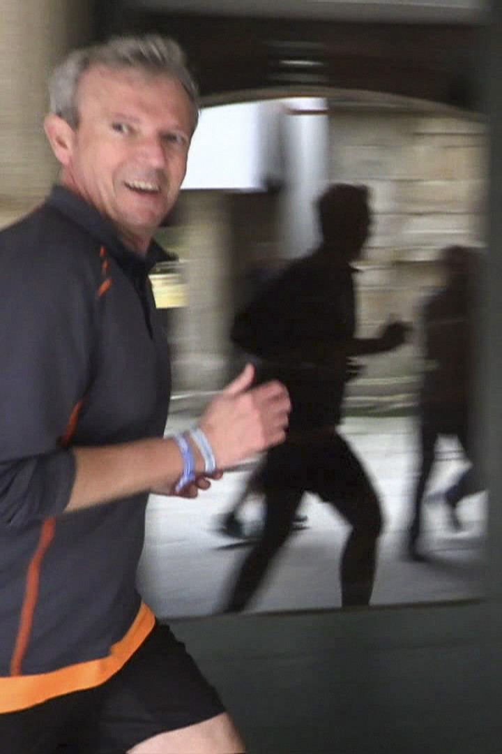 Captura de video que muestra al presidente de la Xunta de Galicia, Alfonso Rueda, practicando deporte por las calles de Santiago de Compostela durante la jornada electoral @ EFE