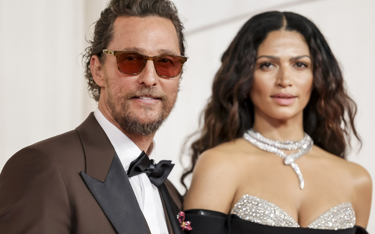 Los Angeles (United States), 10/03/2024.- Matthew McConaughey (L) and Camila Alves arrive for the 96th annual Academy Awards ceremony at the Dolby Theatre in the Hollywood neighborhood of Los Angeles, California, USA, 10 March 2024. The Oscars are presented for outstanding individual or collective efforts in filmmaking in 23 categories. EFE/EPA/ALLISON DINNER